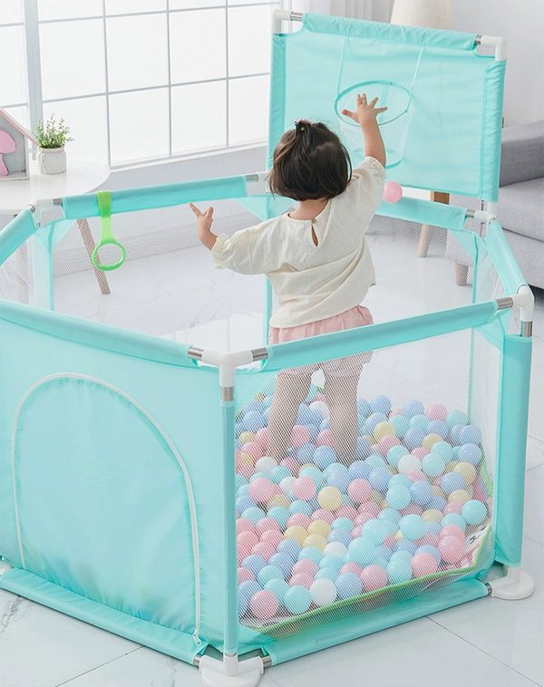 Corral con pelotas de colores