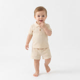 Conjunto polo acanalado de algodón para bebé (polera + short) color crema / marfil