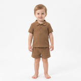 Conjunto polo acanalado de algodón para bebé (polera + short) color marrón cacao