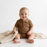 Conjunto polo acanalado de algodón para bebé (polera + short) color marrón cacao