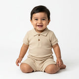 Conjunto polo acanalado de algodón para bebé (polera + short) color beige / arena