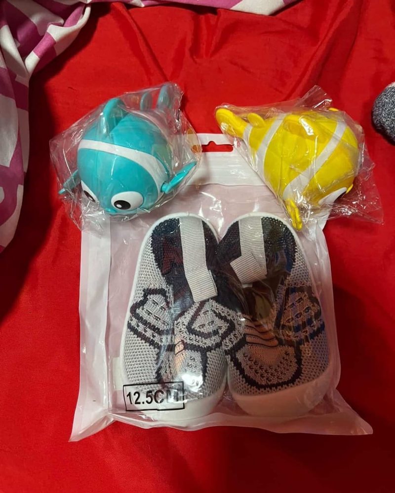 Juguetes de baño y zapatitos